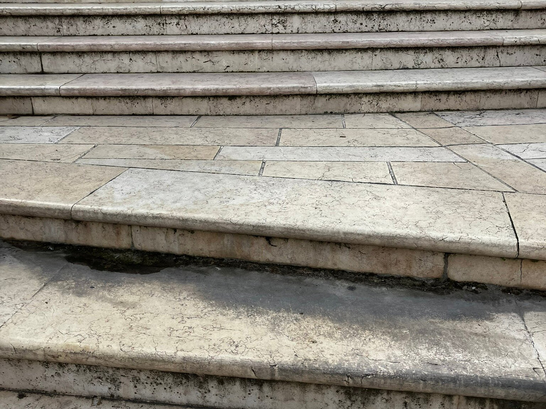 Piazza Della Libertà-奥斯图尼必去景点