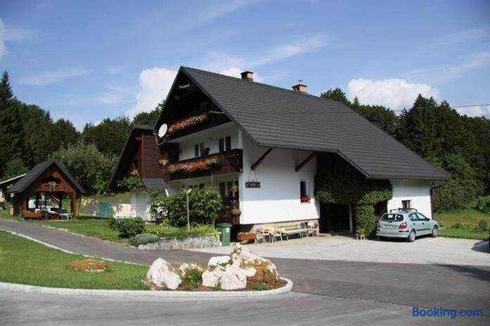 Apartments and Rooms Cerkovnik