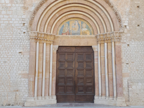 Basilica di Santa Maria di Collemaggio e Porta Santa-拉奎拉必去景点