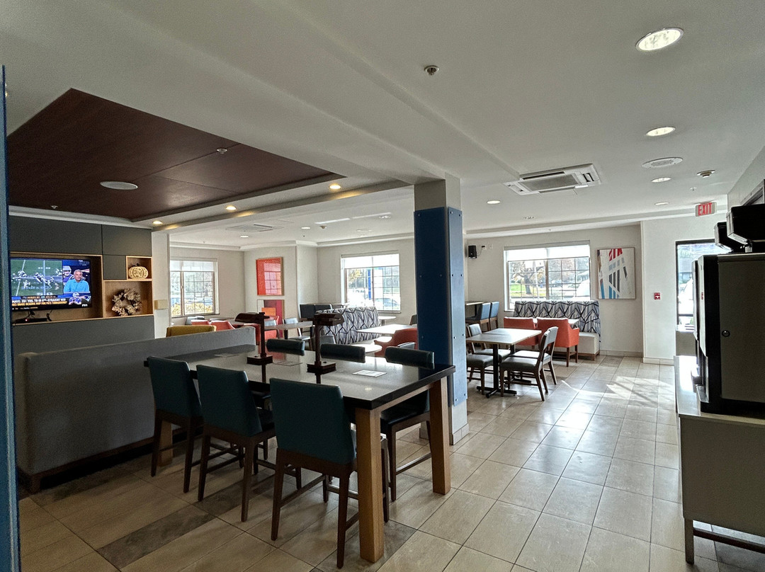 尤金假日智选快捷套房酒店主图