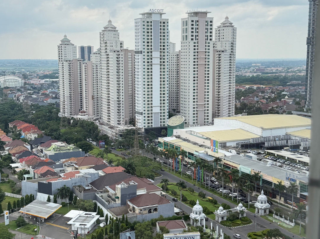 Whiz Luxe Hotel Spazio Surabaya主图