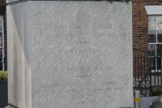 Sir Hugh Owen Statue-卡那封必去景点