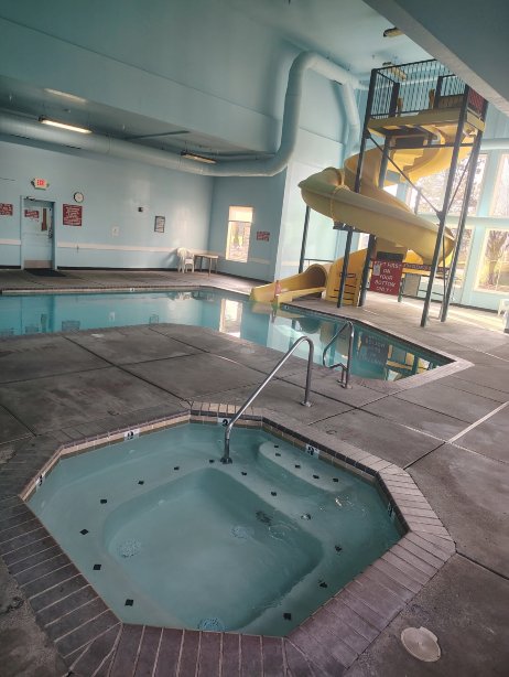 梅德福市中心速8酒店-泳池