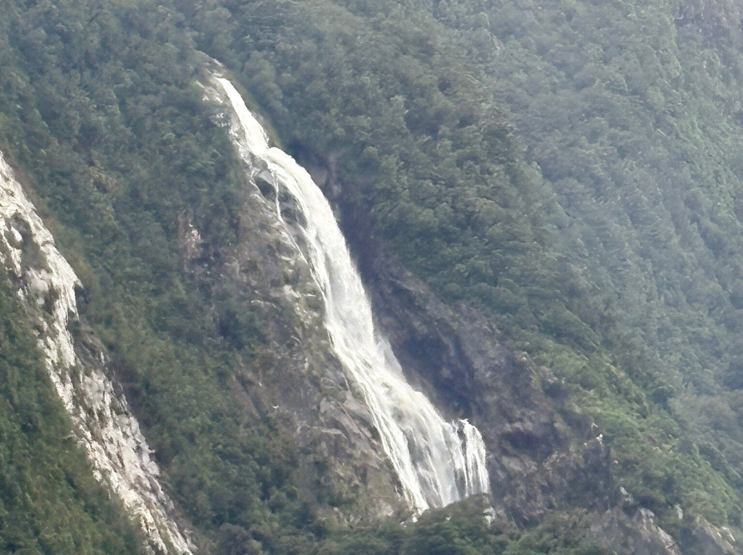 Bowen Falls-米尔福德峡湾必去景点
