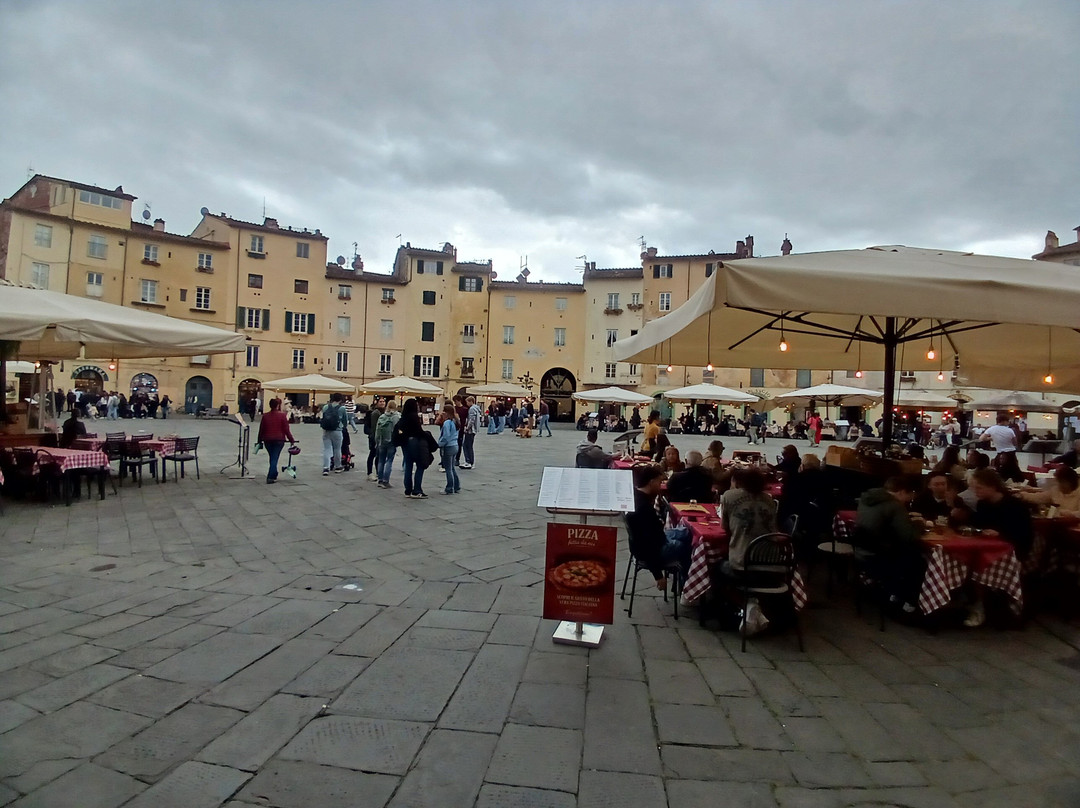Piazza Anfiteatro-卢卡必去景点