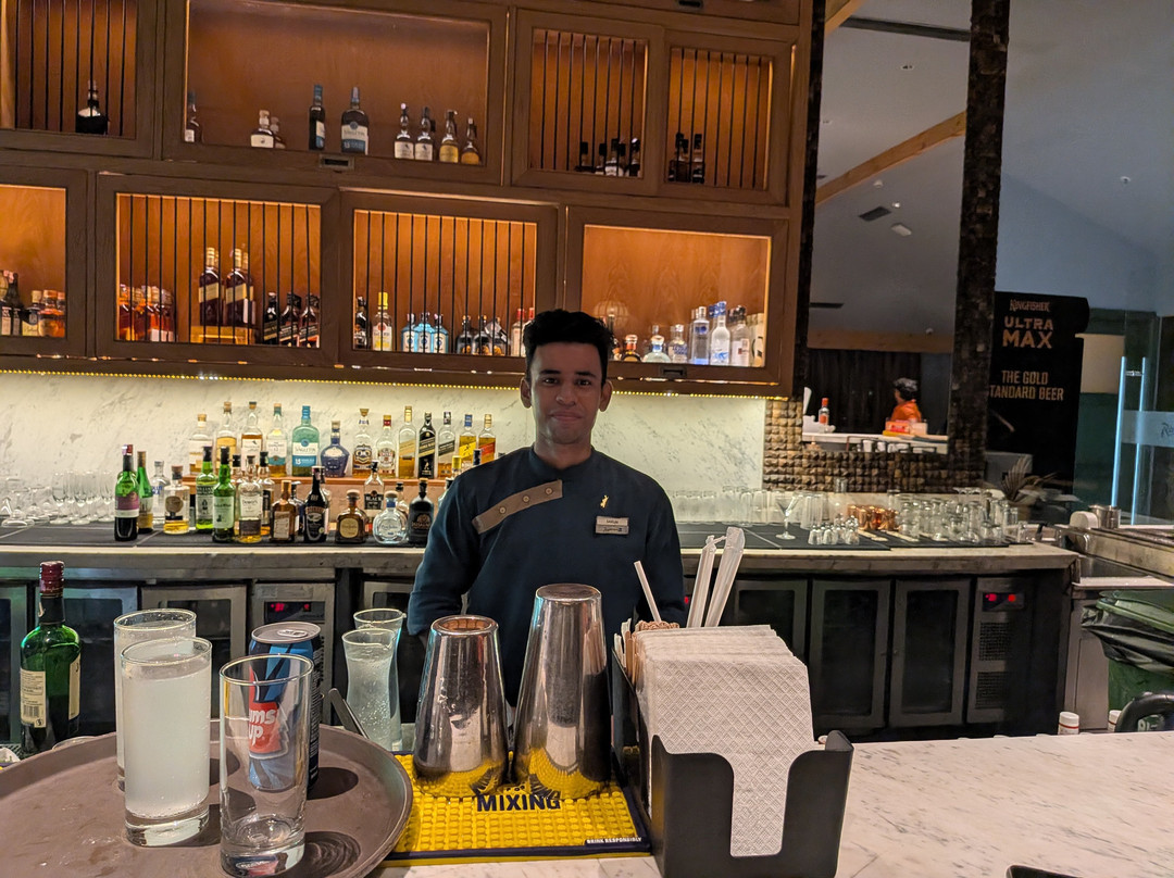 Upper Deck Bar & Lounge-维沙哈巴南必去景点