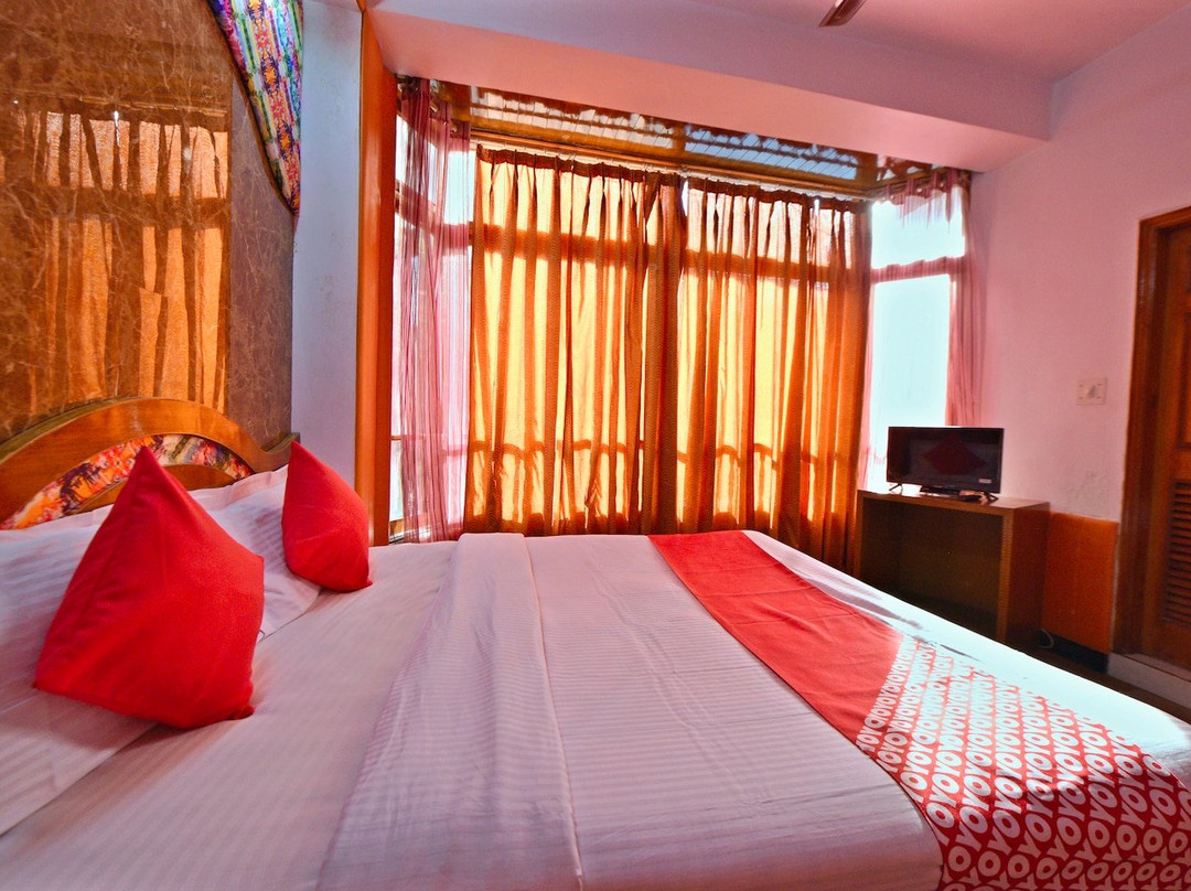 OYO 30257 Amada Royale