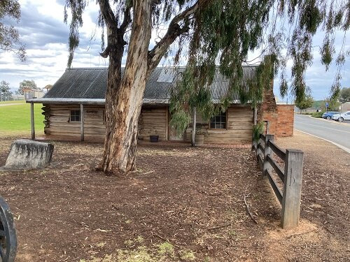 Cobram Log Cabin-Cobram必去景点