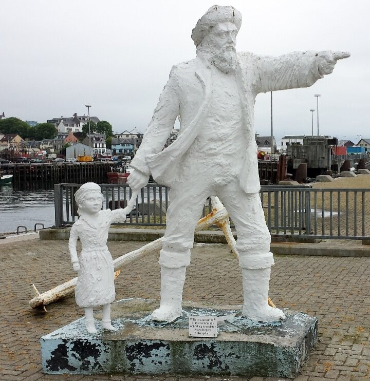 The Fisherman And Child Statue景点图片