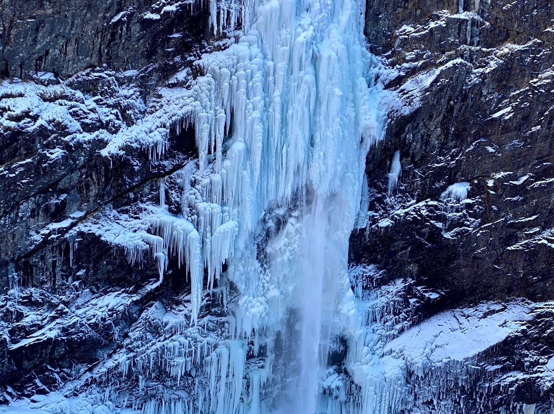 Manafossen Falls and Man Farm景点图片