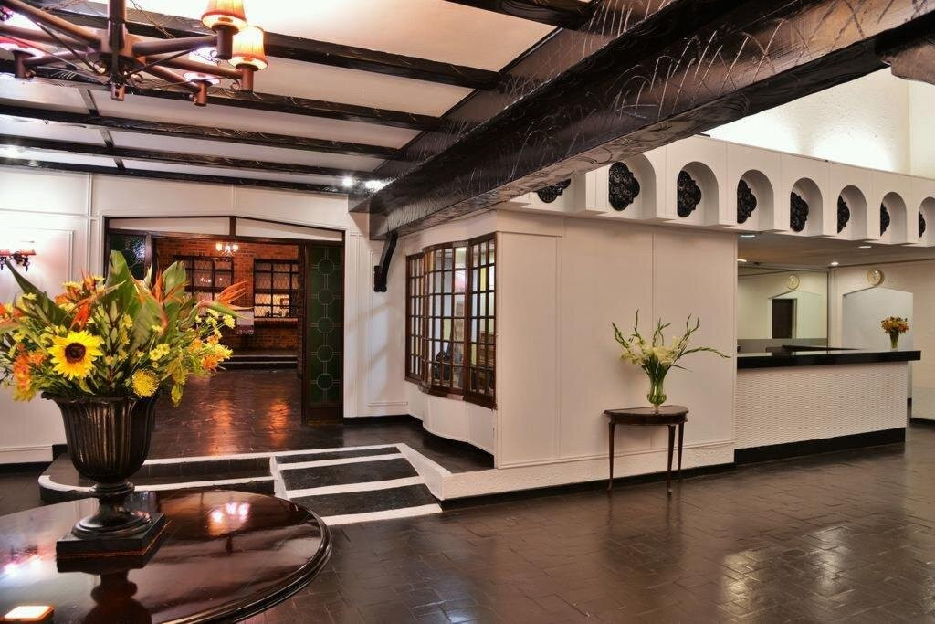 Cresta Churchill Hotel主图