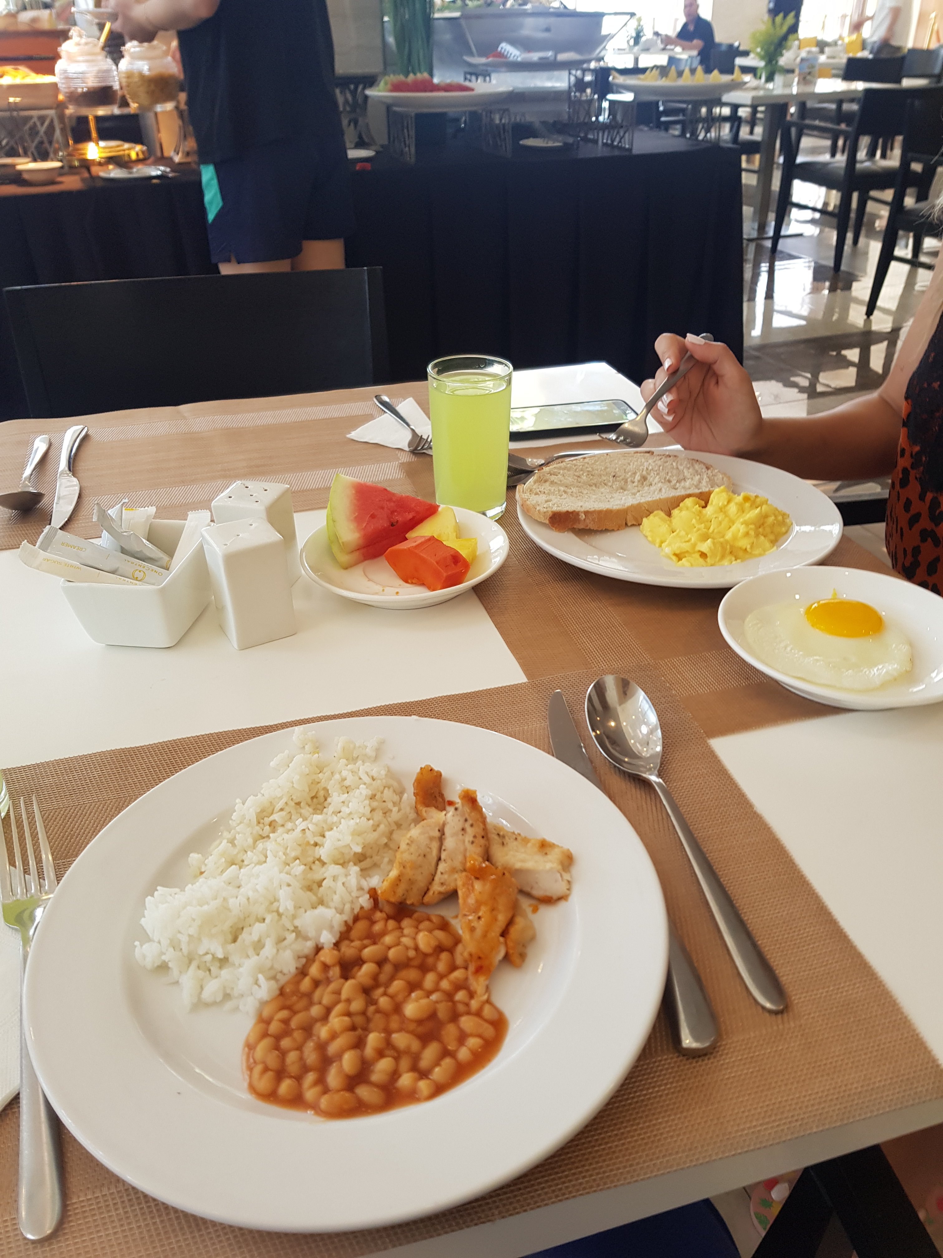 One Central Hotel & Suites-餐饮