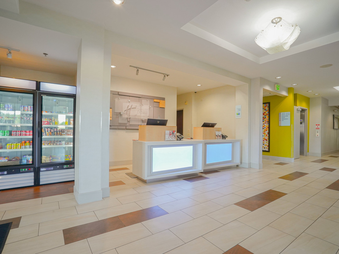 安大略快捷假日&套房酒店主图