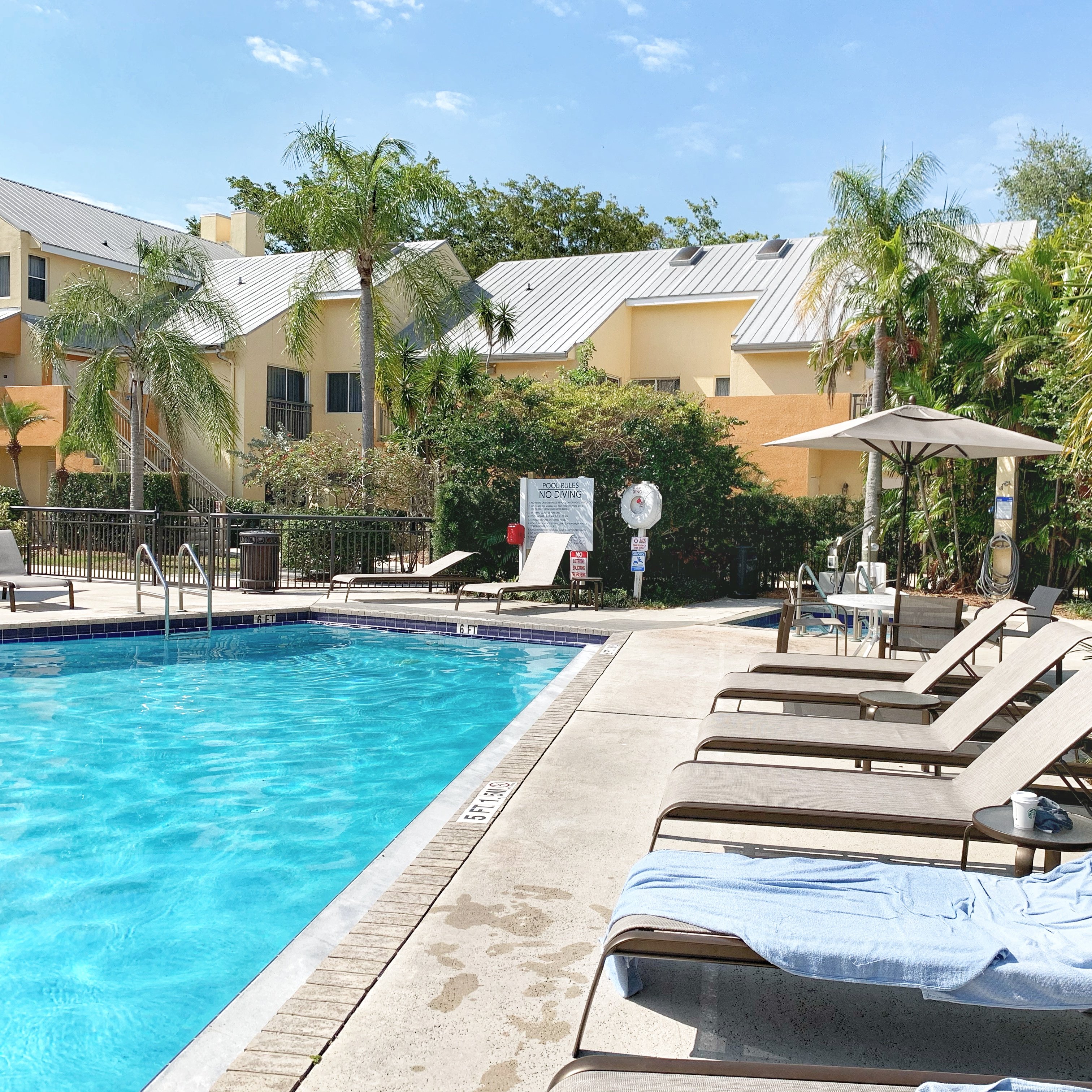 伯恩顿海滩万怡酒店-泳池