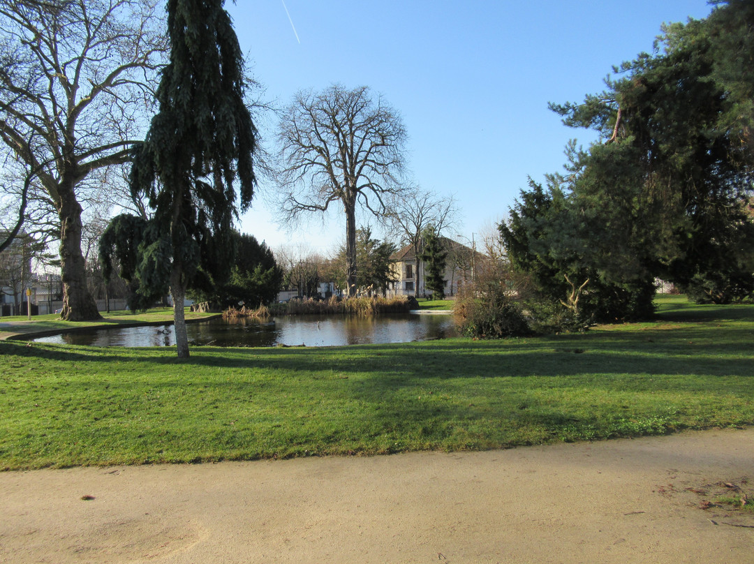 Square des Lacs-圣莫代福塞必去景点