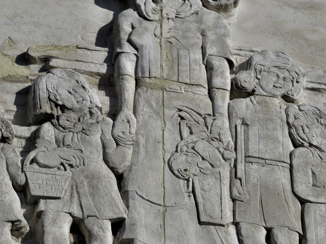 Bas-relief signalant l'entrée de l'école de filles-Romainville必去景点