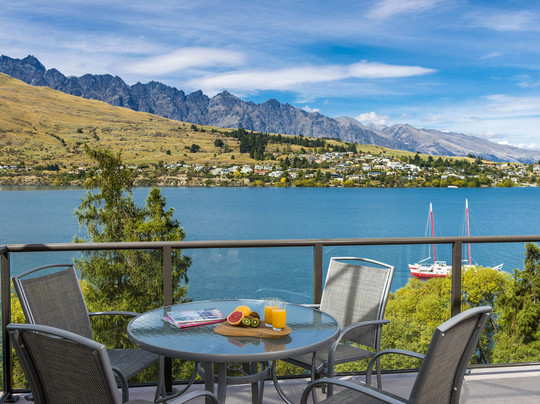 皇后镇湖岸盛橡度假酒店主图