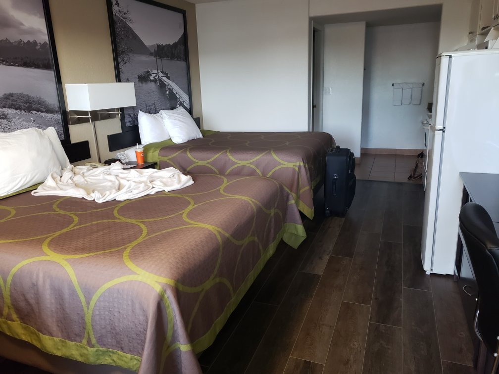 Super 8 by Wyndham 100 Mile House主图