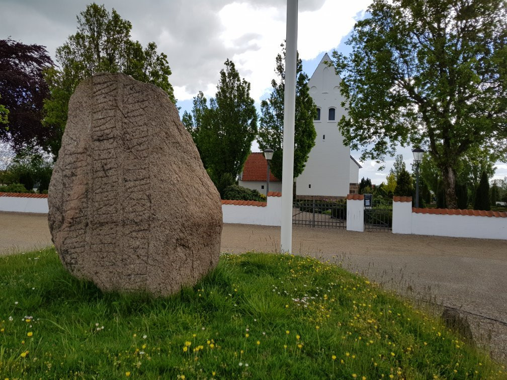 Runestenen Ved Baekke Kirke景点图片