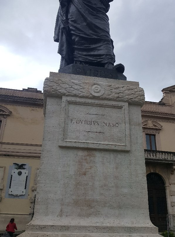 Statua di Ovidio-苏尔莫纳必去景点