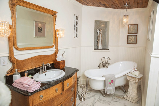 红色大门旅馆主图