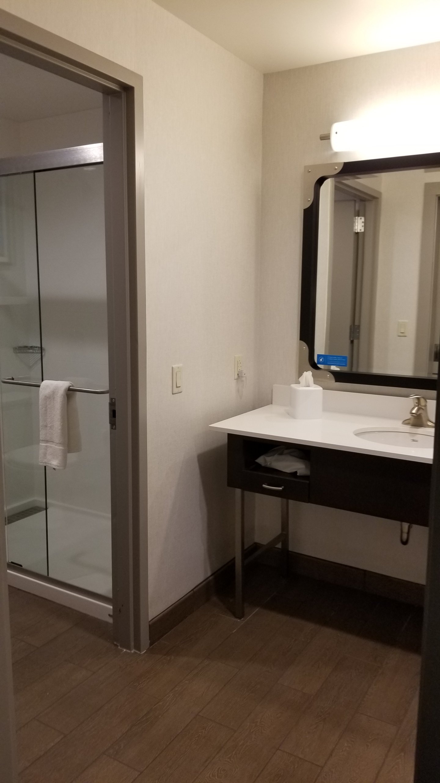 Hampton Inn & Suites Teaneck Glenpointe-浴室