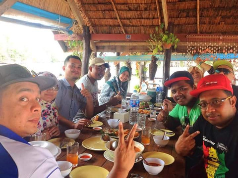 ร้านอาหารกะชังปลาเกาะกลางซีฟู๊ด