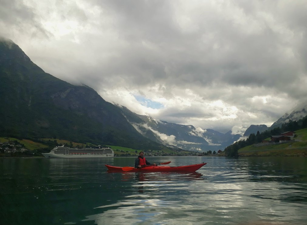 Kayaking in Nordfjord景点图片