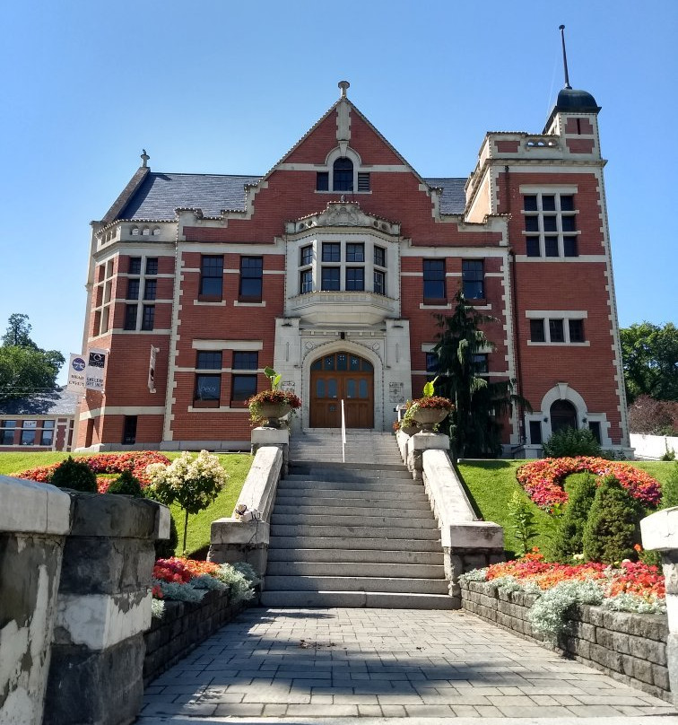 The Old Courthouse Cultural Centre-坎卢普斯必去景点