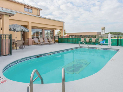 桑蒂速8酒店主图