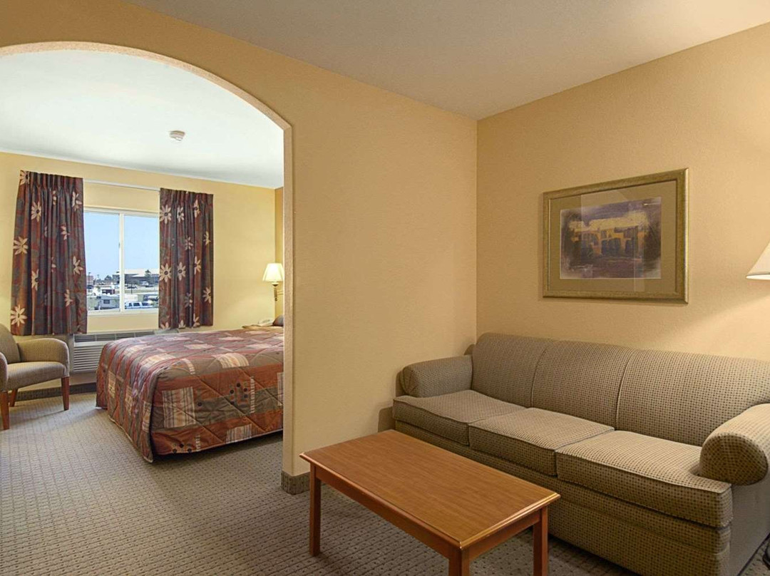 Super 8 by Wyndham Topeka at Forbes Landing主图