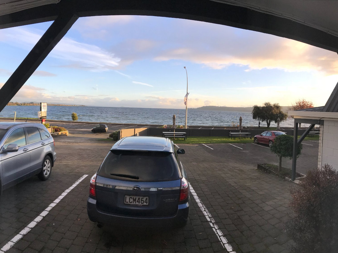 歌堡湖畔汽车旅馆主图