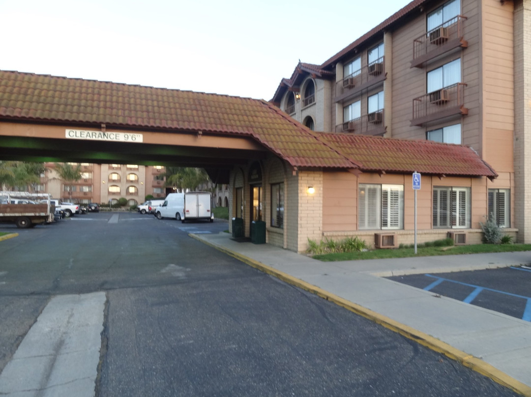 隆波克谷套房酒店主图