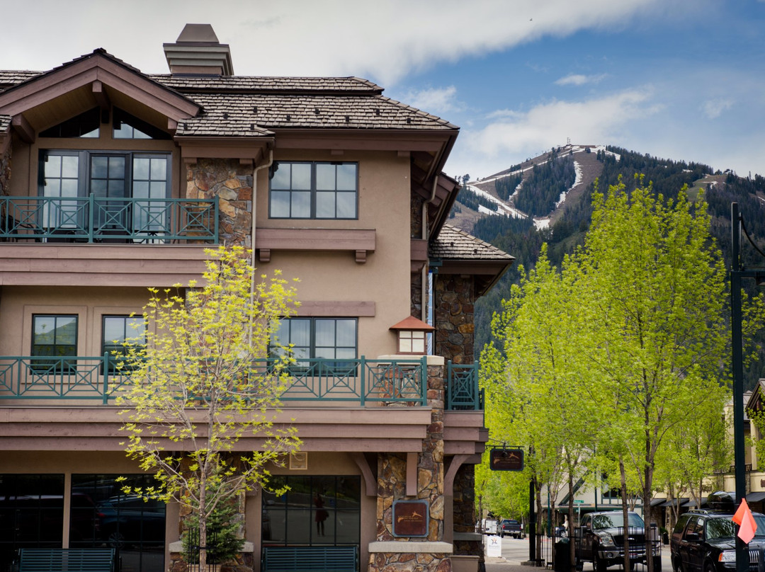 Les Saisons Condominiums