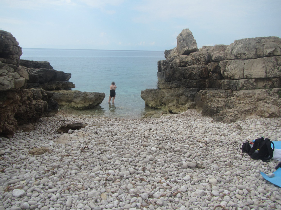 Plakes Beach景点图片