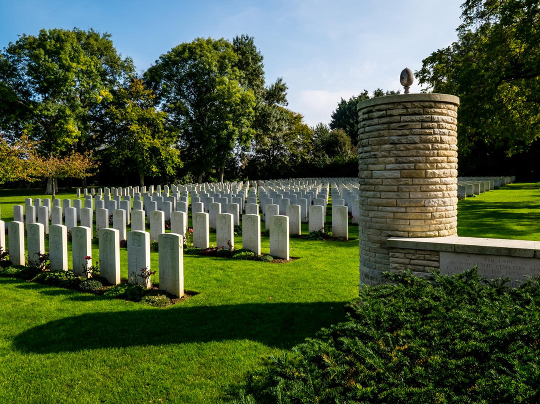 Hermanville War Cemetery景点图片