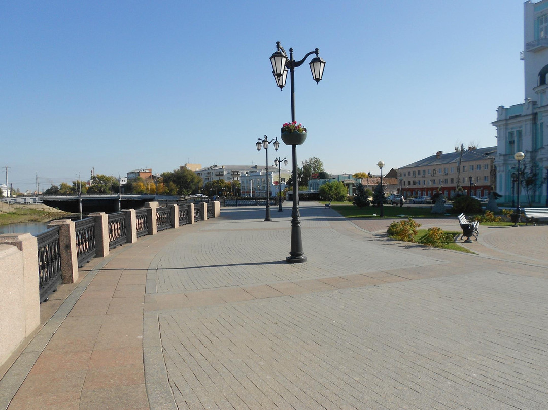 Sculpture Lovebirds Bench-阿斯特拉罕必去景点