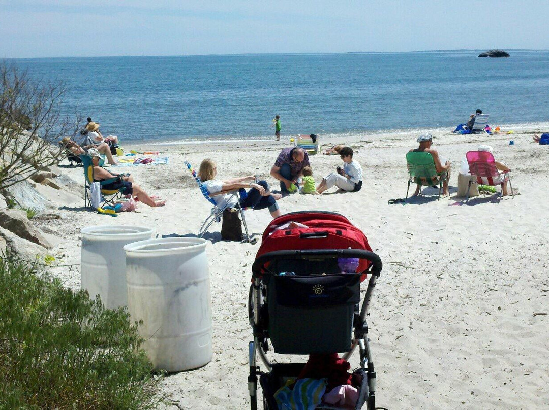 Hole-in-the-Wall Beach-East Lyme必去景点