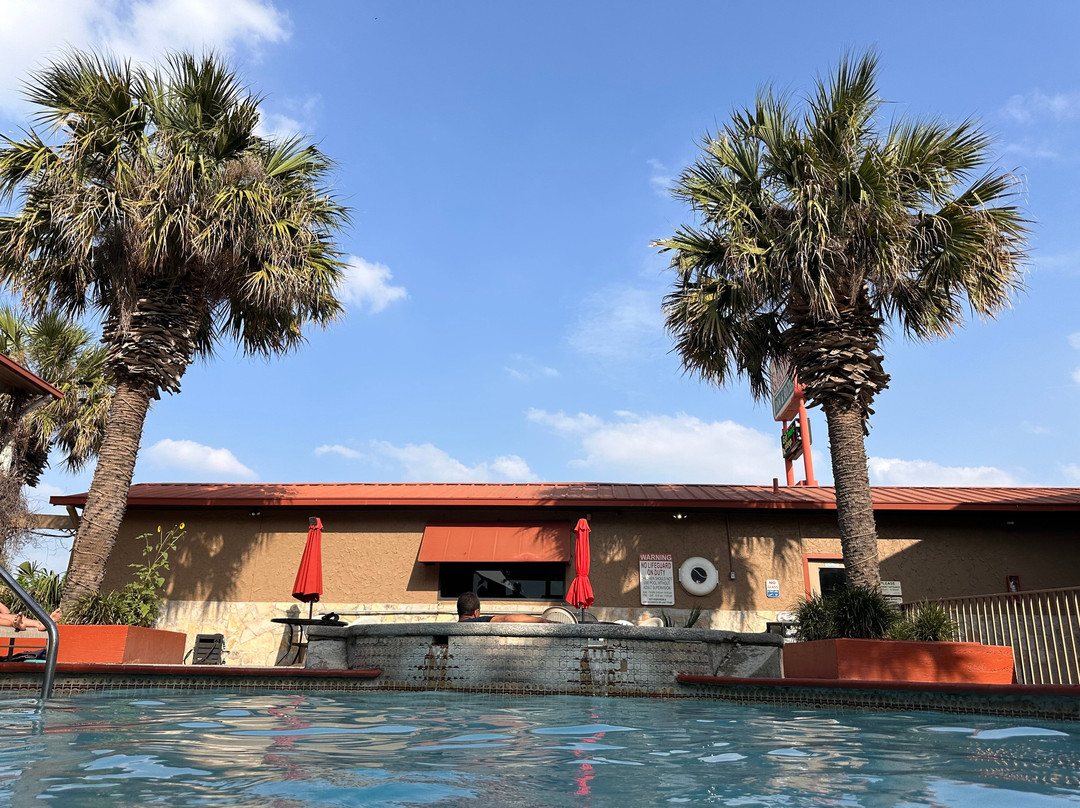 Family Garden Inn & Suites主图