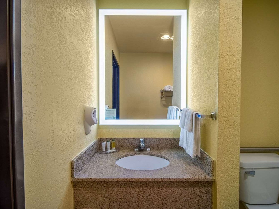 Independence酒店住宿-Days Inn by Wyndham Evansdale Waterloo