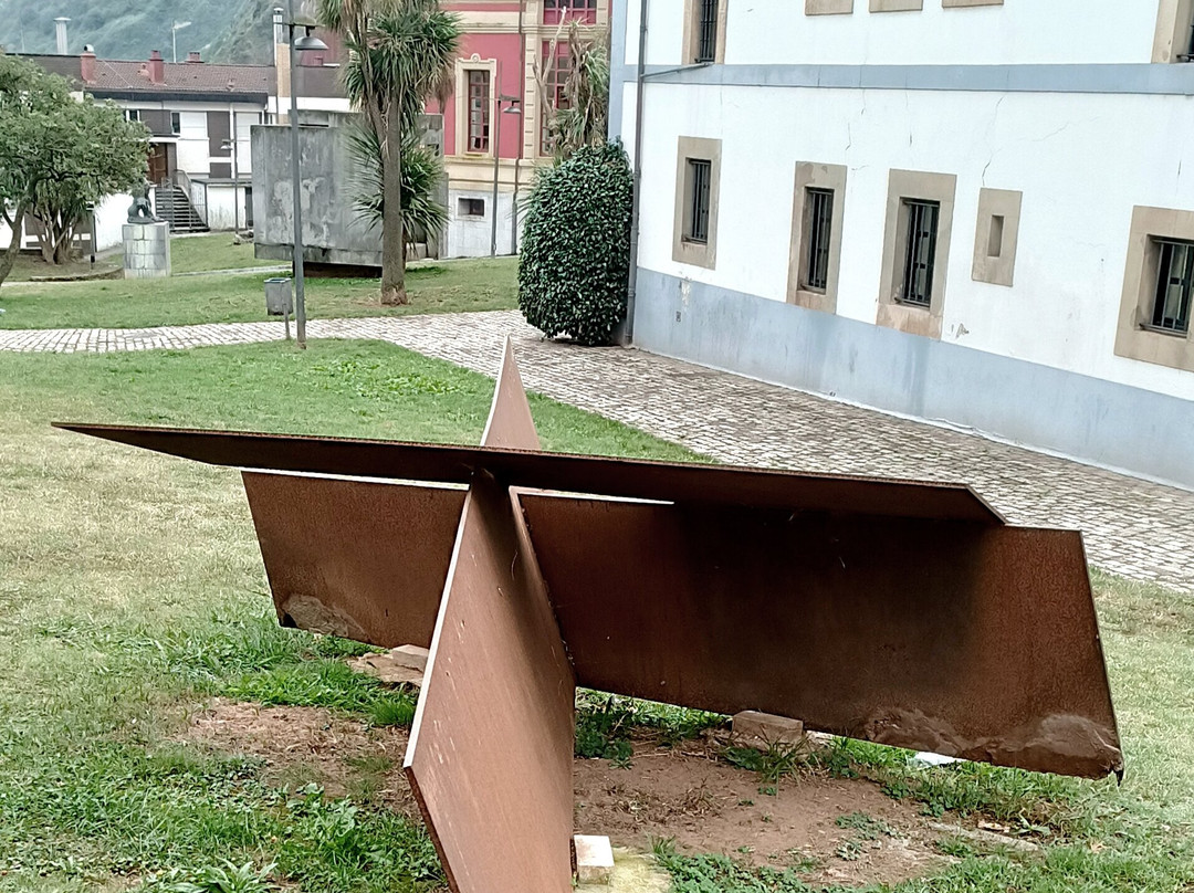 Escultura «encuentro En Tres»-Candas必去景点
