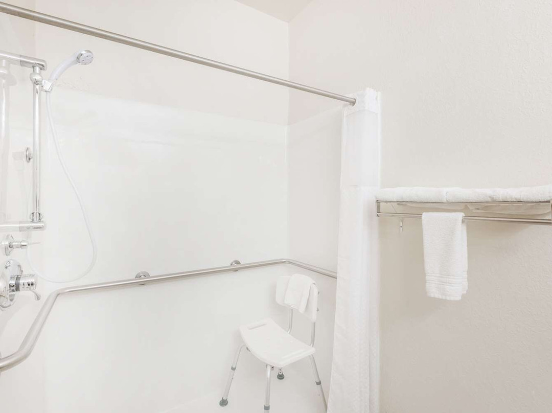 Valley Falls酒店住宿-Super 8 by Wyndham Holton