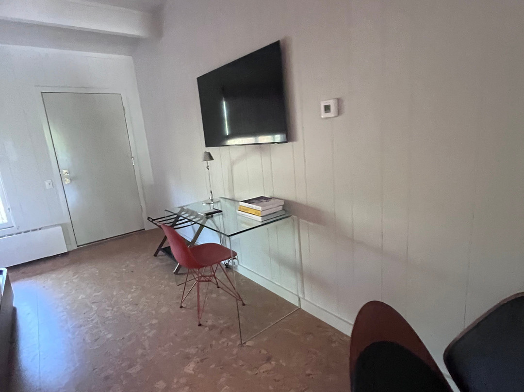 Otis Harbor Springs主图