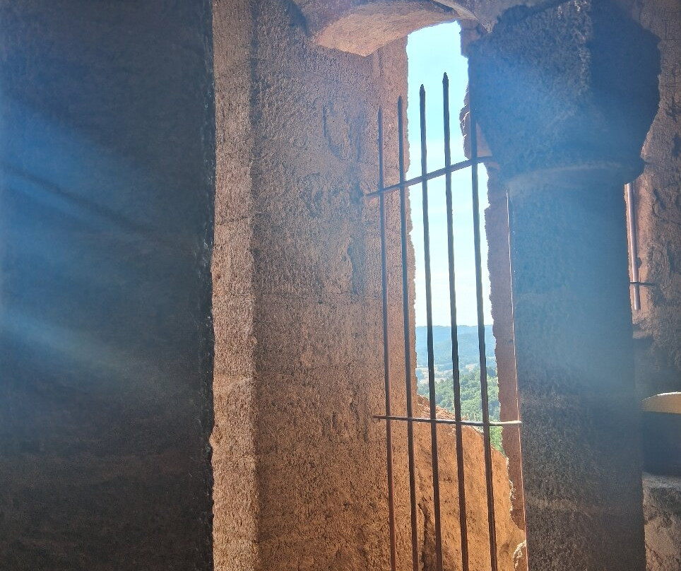 Site Troglodyte de Jonas - Forteresse médiévale et chapelle romane-Saint-Pierre-Colamine必去景点