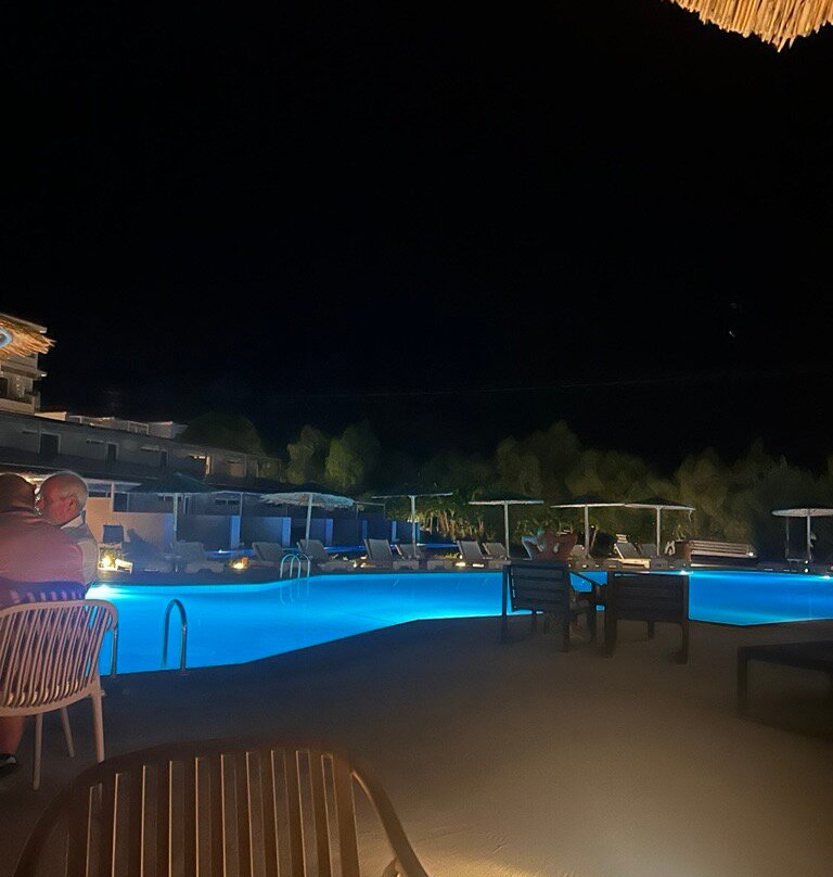 帕西法伊金色乡村酒店主图