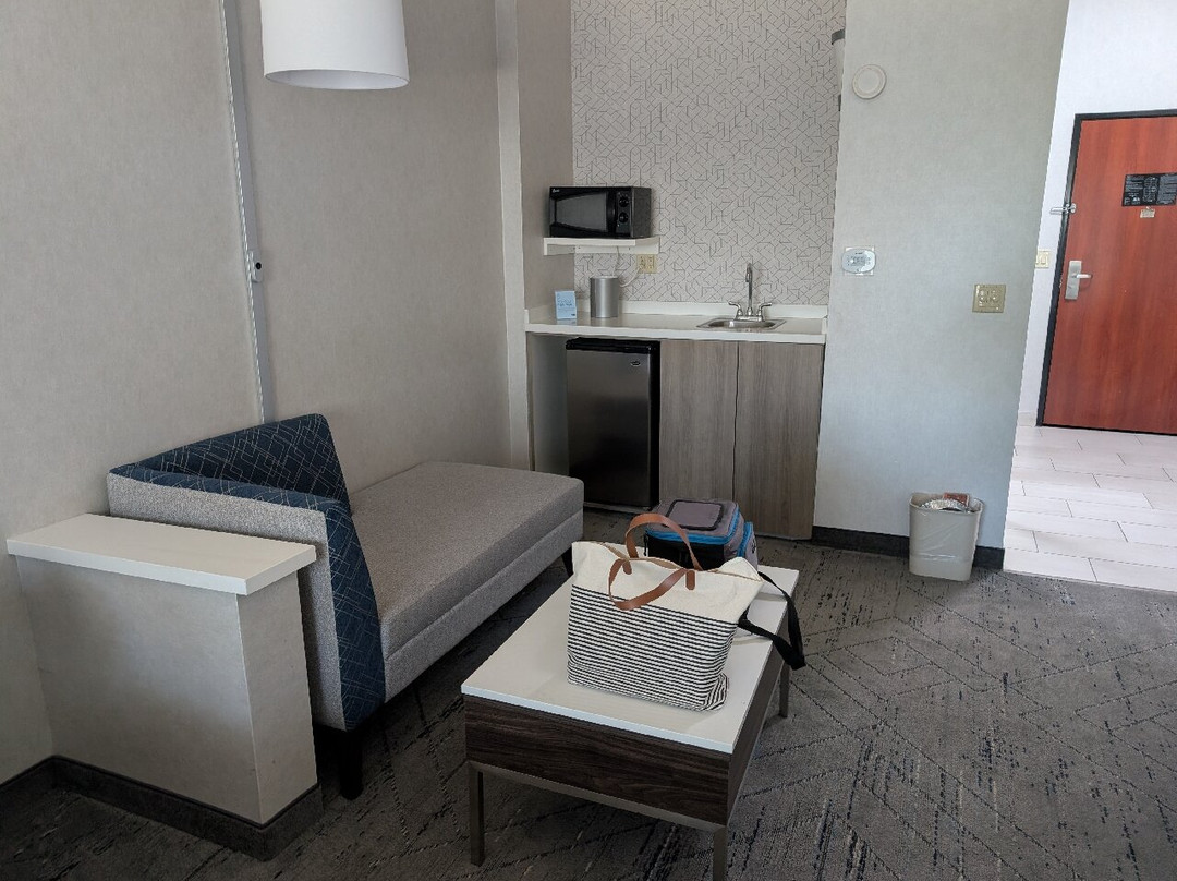 Holiday Inn Express & Suites Bakersfield Central by IHG主图