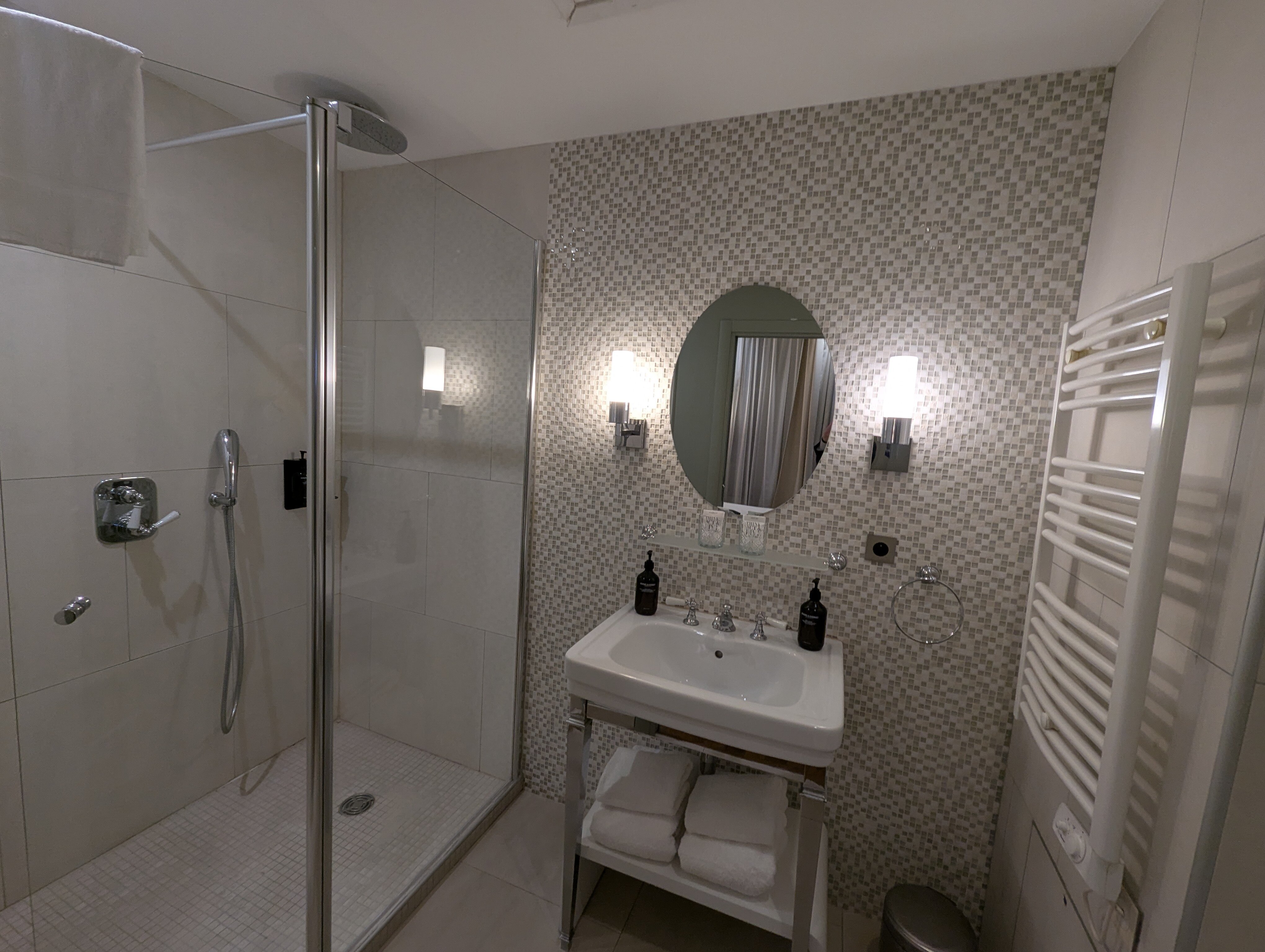 NH萨布隆大酒店-浴室