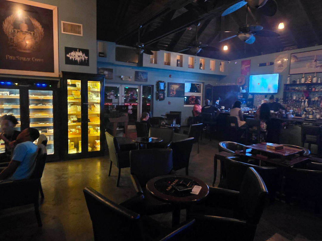 Aromas Cigar & Martini Bar-Road Town必去景点