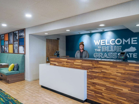 希尔顿巴兹敦Spark酒店主图