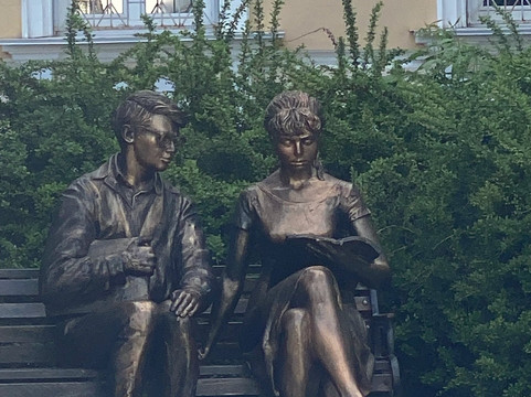 Monument to Shurik and Lida-Ryazan必去景点